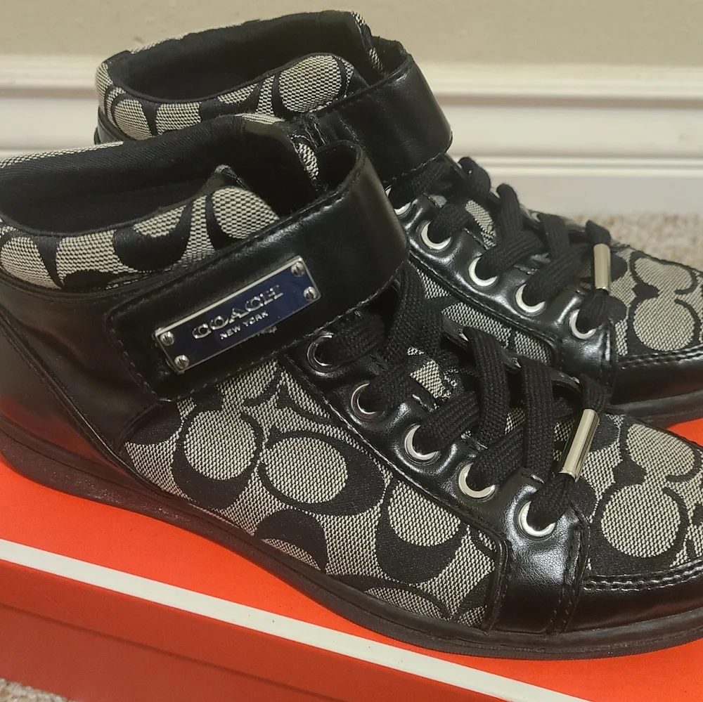 Coach - Picture 3 of 9